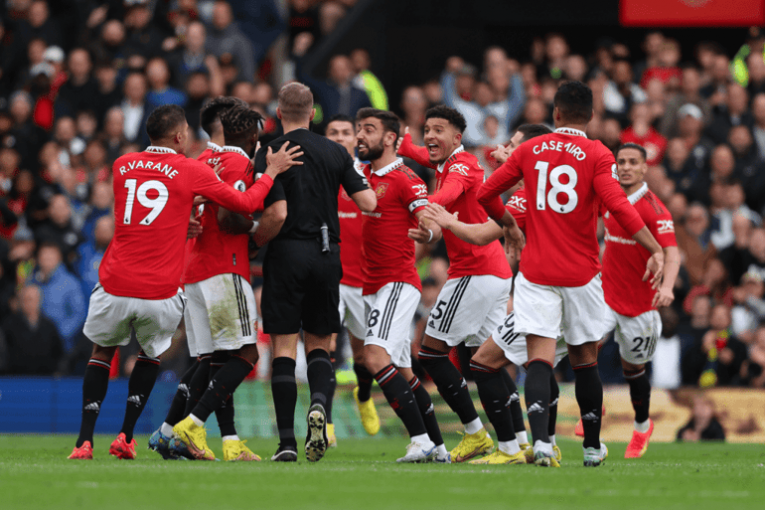Manchester United charged by FA after players surrounded referee in Newcastle draw - Bóng Đá